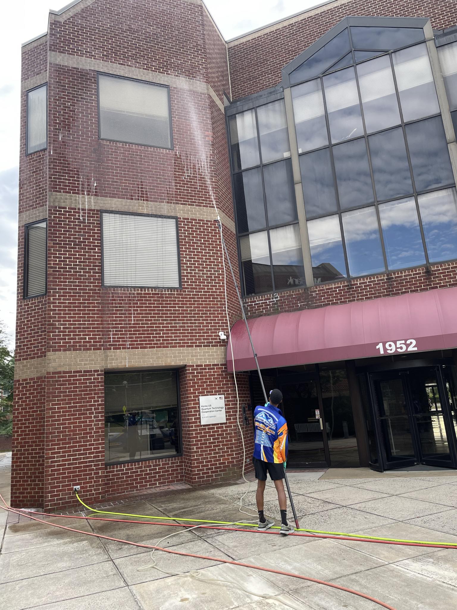 How Commercial Power Washing Enhances Brand Image and Curb Appeal